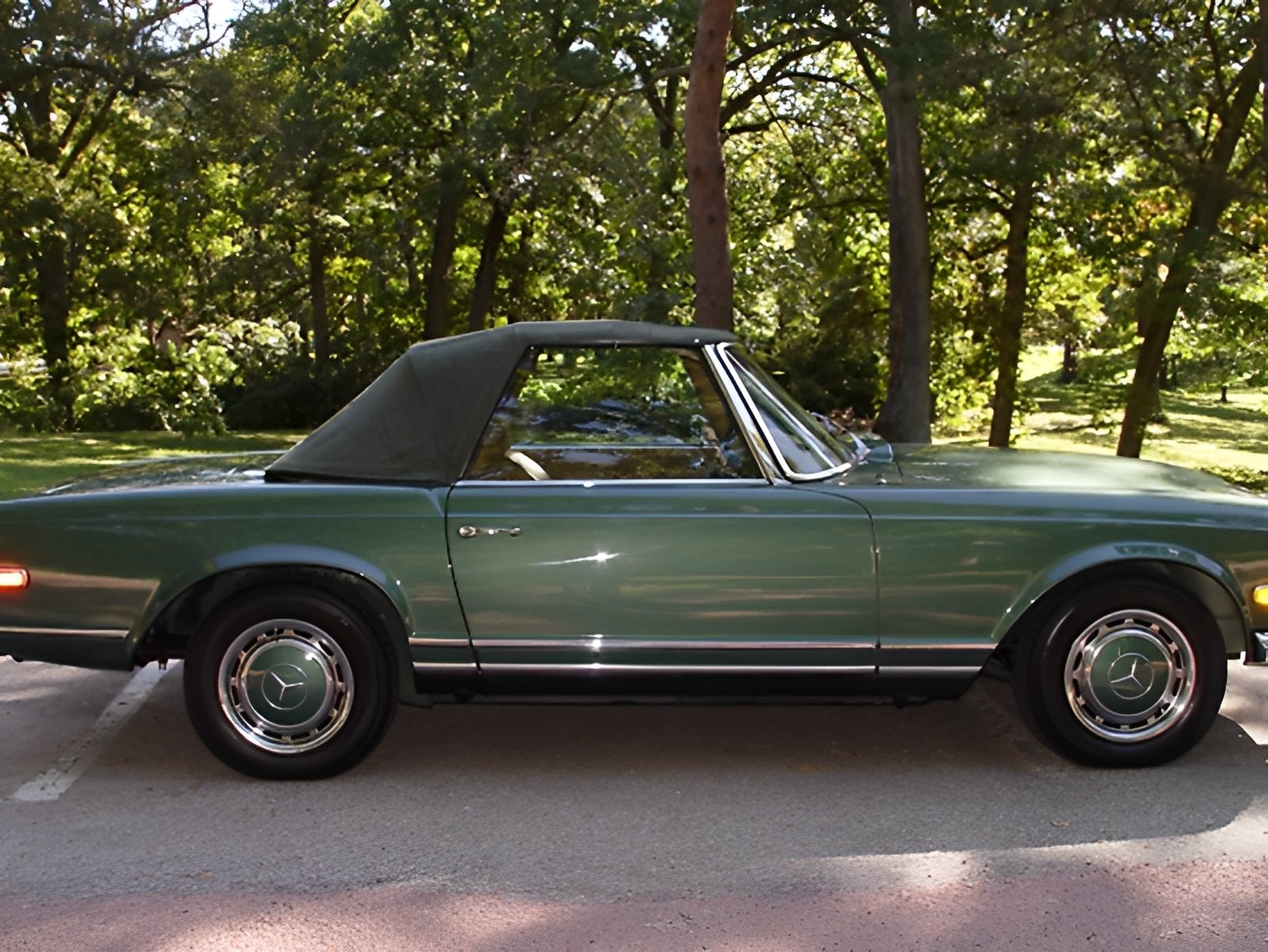 Exquisite green 1970 Mercedes 280SL Pagoda, automatic convertible, fully serviced, built for collectors and connoisseurs.